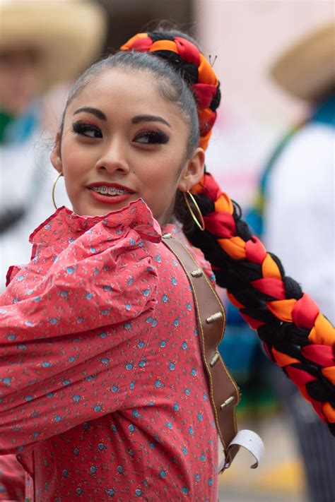 Peinados de adelita para las fiestas patrias mexicanas .